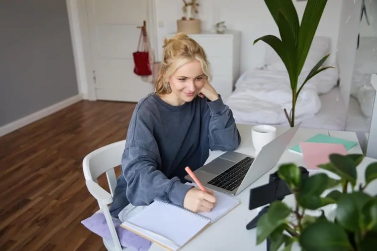 etudiante au bureau
