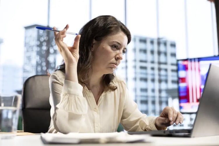 FEMME HÉSITANTE DEVANT SON ORIDNATAUR