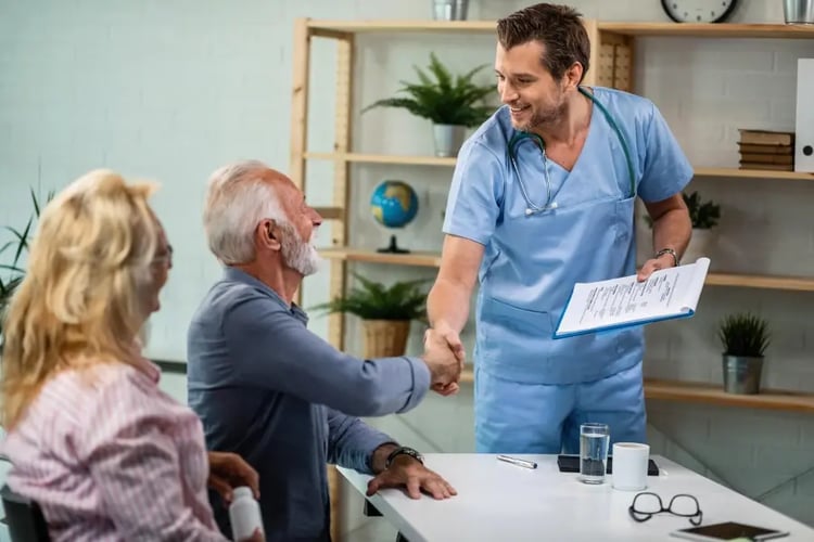 médecin avec patients
