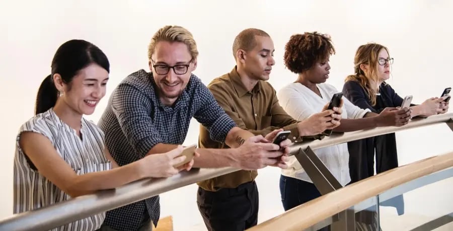 Groupe de personnes diverses utilisant des smartphones